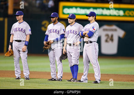 24. September 2010; Oakland, Kalifornien, USA;  Texas Rangers dritte Baseman Michael Young (links) und Shortstop Elvis Andrus (zweiter von links) und Second Baseman Entlastung Krug Darren O'Day (n sehen Ian Kinsler (zweiter von rechts) und erster Basisspieler Jorge Cantu (8) Stockfoto