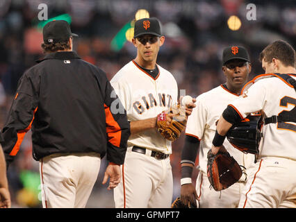 Oktober 20, 2010, San Francisco, Ca, USA; San Francisco Giants pitching Coach Dave Righetti (links) Besuche des Kruges Madison Bumgarner (zweite von links) während des fünften Inning in Spiel vier der 2010 nlcs gegen die Philadelphia Phillies bei AT&T Stockfoto