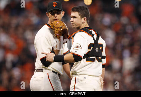 20. Oktober 2010; San Francisco, CA, USA; San Francisco Giants starten Krug Madison Bumgarner (links) erhält einen Hügel Besuch von Catcher Buster Posey (rechts) während der fünften Inning in Spiel vier der 2010 NLCS gegen die Philadelphia Phillies in der AT Stockfoto