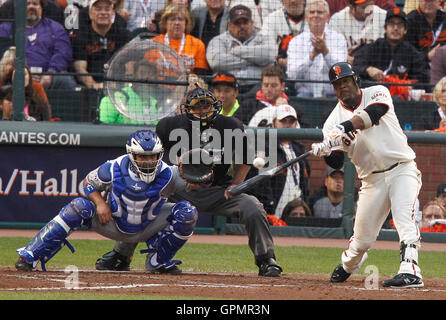 27. Oktober 2010; San Francisco, CA, USA;  San Francisco Giants Shortstop Juan Uribe (5) at bat gegen die Texas Rangers während der zweiten Inning von Spiel eins der 2010 World Series im AT&T Park. Stockfoto