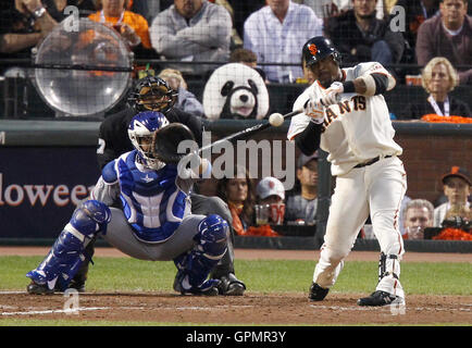 27. Oktober 2010; San Francisco, CA, USA;  San Francisco Giants Shortstop Juan Uribe (5) at bat gegen die Texas Rangers während der vierten Inning von Spiel eins der 2010 World Series im AT&T Park. Stockfoto