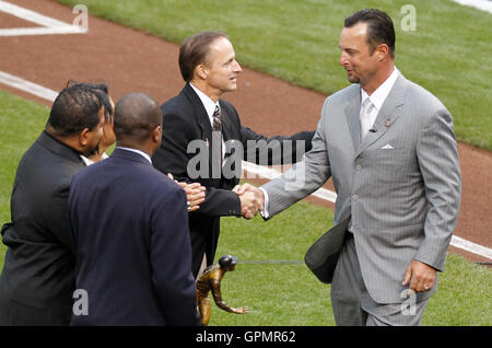 Oktober 2010; San Francisco, CA, USA; der Boston Red Sox Pitcher Tim Wakefield (rechts) erhält 2010 den Roberto Clemente Award vor dem zweiten Spiel der World Series 2010 zwischen den San Francisco Giants und den Texas Rangers im AT&T Park. San Francisco Stockfoto