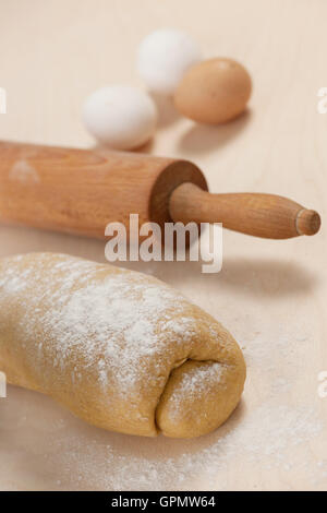 Hausgemachte Dinkel-Teig für Nudeln auf Holztisch und Eiern im Hintergrund. Stockfoto