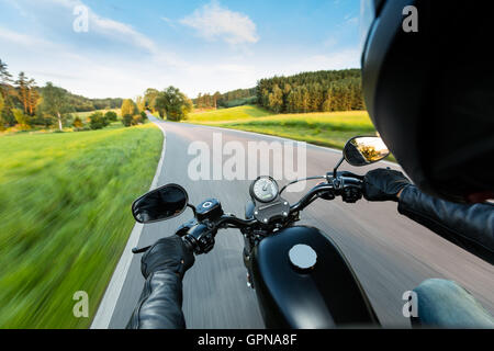 Motorrad-Fahrer fahren auf der Autobahn im schönen Abendlicht. Schuss aus Fahrersicht Sozius Stockfoto