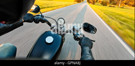 Motorrad-Fahrer fahren auf der Autobahn im schönen Abendlicht. Schuss aus Fahrersicht Sozius Stockfoto