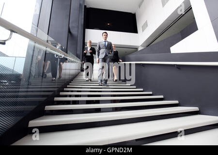 Geschäftsleute, die Stufen der Treppe hinunter Stockfoto