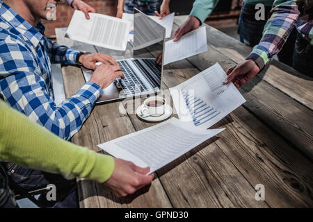 Business-Mann immer Mehrarbeit Frist Konzept Stockfoto