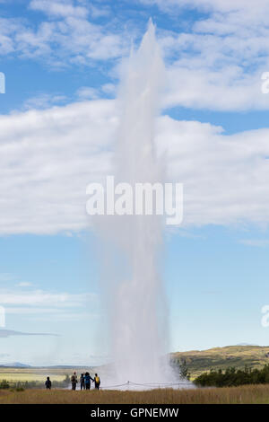 Beeindruckende Ausbruch der größte aktive Geysir Strokkur, mit Touristen warten, Golden Circle, Island Stockfoto