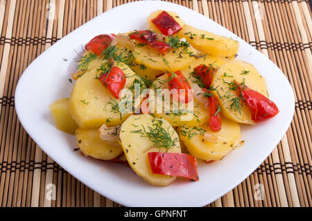 Detailansicht auf Kartoffelscheiben Eintopf mit Gemüse, Paprika und grünen Fenchel auf dem hölzernen Hintergrund Stockfoto