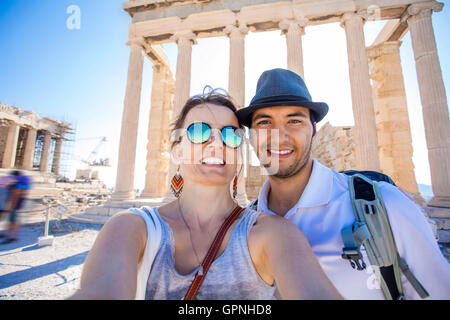 Junges Paar Besuch der Akropolis, Athen, Griechenland Stockfoto