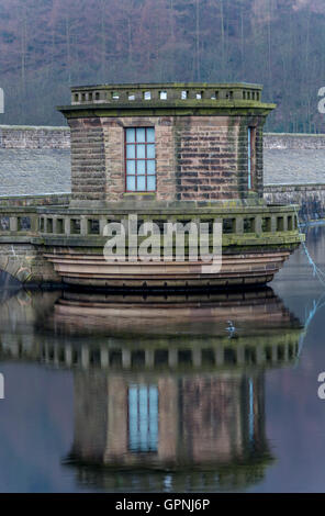 Bezugstaste Turm auf Ladybower Vorratsbehälter, Derbyshire, England, UK Stockfoto