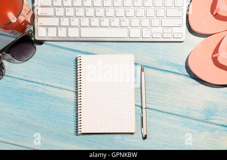 Tastatur auf Strand Tisch Stockfoto