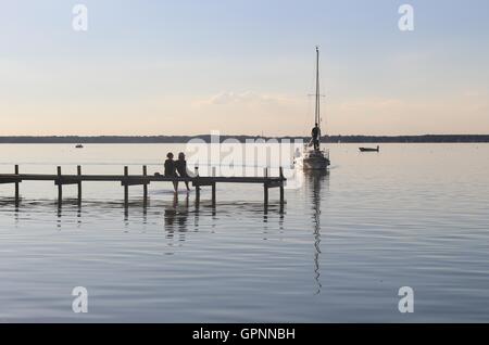 Steinude, Deutschland. See im Norden Deutschlands bei Sonnenuntergang. In Steinhude am Meer, in der Nähe von Hannover. Der See ist Steinhuder Meer genannt. Stockfoto