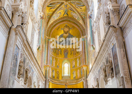 Innenraum der Kathedrale-Basilika von Cefalu. Mosaik des Christus. Stockfoto