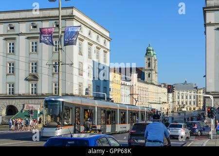 Hauptplatz (Hauptplatz), Dreieinigkeitssäule (Dreifaltigkeitssäule), Alter Dom (alte Kathedrale), Straßenbahn in Linz, Oberösterreich, Stockfoto
