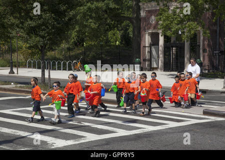 Gruppe der orthodoxen jüdischen Kinder cross Flatbush Avenue nach dem Besuch der Brooklyn Botanic Garden mit ihren Tagescamp in Brooklyn, New York. Stockfoto