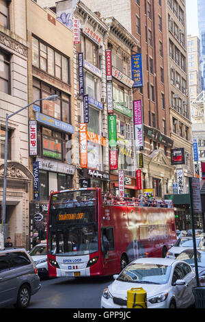 32nd Street zwischen der 5. & 6. Avenue, besser bekannt als Korea Town in Midtown Manhattan. Stockfoto