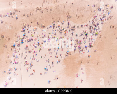 Überfüllten Strand Los Lances Tarifa, Costa De La Luz, Cádiz, Andalusien, Südspanien, Europa. Stockfoto