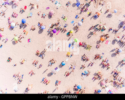 Überfüllten Strand Los Lances Tarifa, Costa De La Luz, Cádiz, Andalusien, Südspanien, Europa. Stockfoto