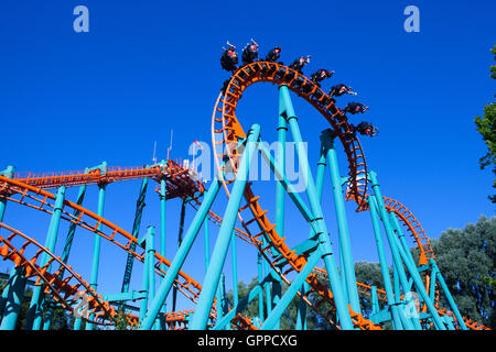 Orange Achterbahn mit blauen Himmel im Hintergrund Stockfoto