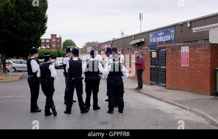 Polizei außerhalb der AFC Wimbledon Cherry Red Records Stadion Süd-London Stockfoto
