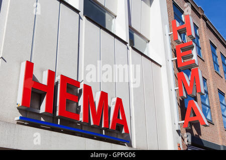 Hema-Zeichen. Hema ist eine niederländische Rabatt-Einzelhandelskette, das Leben als ein Dimestore begann. Hema ist im Besitz der britischen Investition Stockfoto