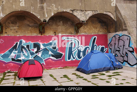 Obdachlose Zelte auf Brighton Seafront UK Stockfoto