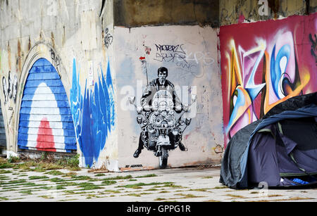 Tribut Graffiti Kunst auf eine Mod auf einem Roller durch Künstler Jef Aerosol entlang der Bögen an Brighton Seafront Stockfoto