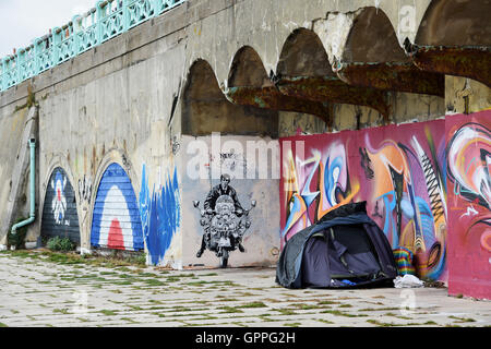 Tribut Graffiti Kunst auf eine Mod auf einem Roller durch Künstler Jef Aerosol entlang der Bögen an Brighton Seafront Stockfoto