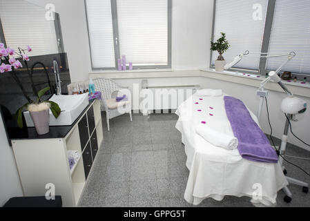 Massagetisch und Ausrüstung in modernen Beauty-Salon. Stockfoto