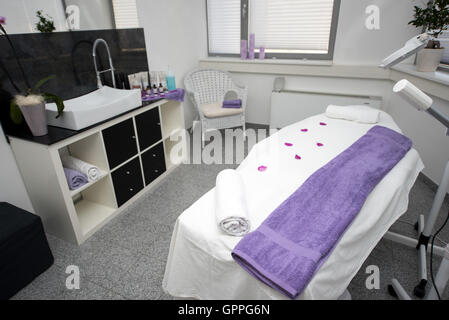 Massagetisch und Ausrüstung in modernen Beauty-Salon. Stockfoto