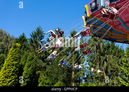 High-Speed-Karussell mit Parkbesucher während einer Fahrt im Freizeitpark Walibi. Stockfoto