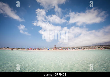 Elafonissi Lagune, Insel Kreta, Griechenland. Elafonisi-Strand ist einer der besten Strände Europas. Es gibt Rosa und schwarzen Sand. Stockfoto