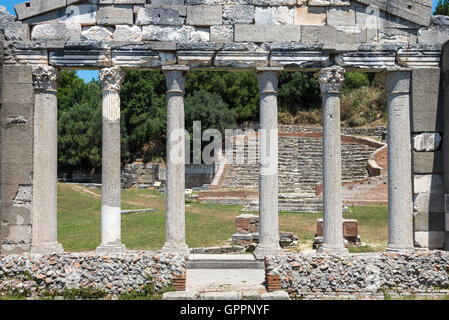 Das Denkmal des Agonothetes mit dem Theater im Hintergrund, Apollonia in der Nähe von Fier in Mittelalbanien. Stockfoto