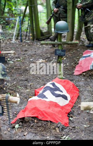 Deutsche Gräber mit Flagge auf Sie Stockfoto