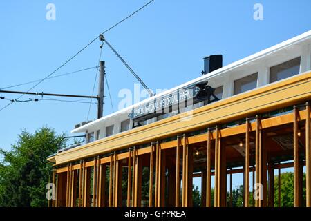 Eine antike Wagen Straßenbahn in Lowell, Massachusetts.  Das Lowell-Trolley-System ist ein Bestandteil der Lowell National Historic Site der NPS Stockfoto