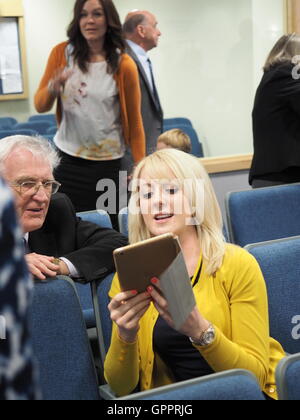 Frau deutete einen Tablet-PC, ein Alter Mann. Stockfoto