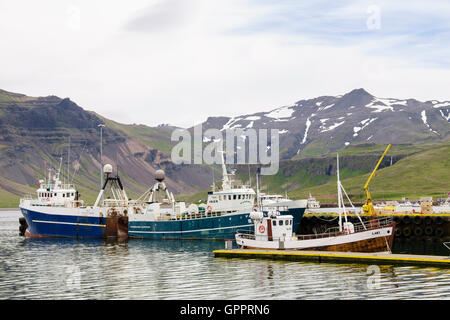 Isländische Angelboote/Fischerboote vertäut im Hafen. Grundarfjordur, Snaefellsnes Halbinsel, Island Stockfoto