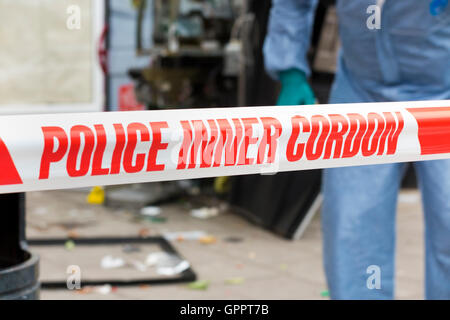 Polizei innere cordon Band Barriere und eine Szene des Verbrechens Officer / Offiziere & Beweise Identifikation Zahl Marker / Marker. UK Stockfoto