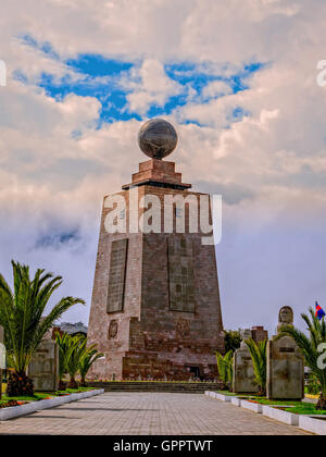 Mitte der Welt, Mitad Del Mundo das 30M hohe Denkmal, in der Nähe von Quito, Ecuador Stockfoto