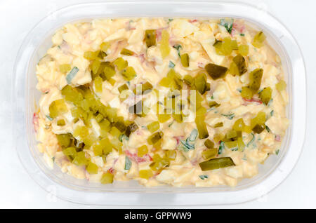 Eiern und Gemüse einfügen in Kunststoff-box Stockfoto