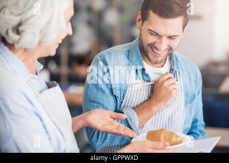 Positiven Bäcker Einnahmen teilen Stockfoto