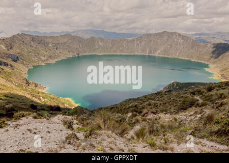 Quilotoa See, Vulkankrater gefüllt von einem wunderschönen Emerald Lake, Ecuador, Südamerika Stockfoto