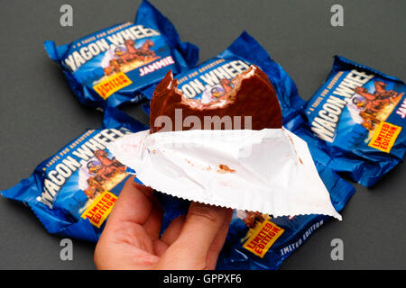 Tambow, Russische Föderation - 31. Mai 2016 Jammie Wagon Wheels limitierten Cookie Auspacken aus Packung in der hand abgebissen Stockfoto