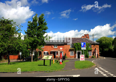 Ein roter Backstein-Land ' Pub, The Bell Inn, Welford-on-Avon, Warwickshire. Stockfoto