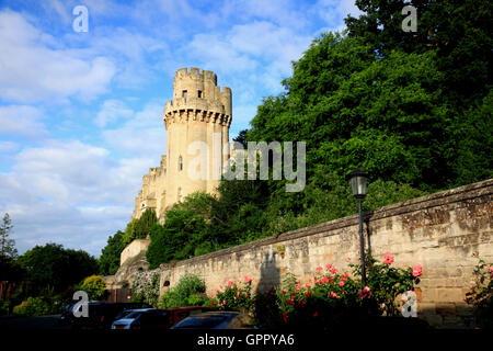 Die Turretted des Kaisers Turm, Warwick Castle, von Mill Street betrachtet. Stockfoto