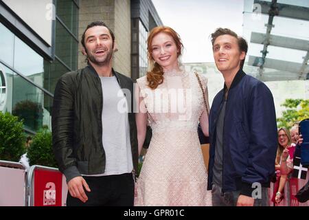 (Von links nach rechts) Aidan Turner, Eleanor Tomlinson und Jack Farthing bei der Premiere der zweiten Serie von BBC One's Poldark im White River Cinema in St. Austell. Stockfoto