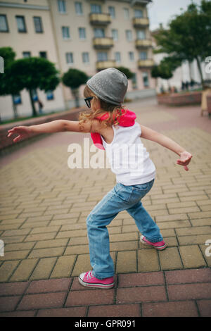 kleines Mädchen auf der Straße tanzen Stockfoto