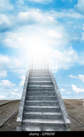 Treppe bis zum hellen Licht Stockfoto