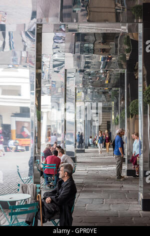 Reflect - Artwork von Sculptivate - Londoner Covent Garden mit verspiegelten Flächen bedeckt. Stockfoto